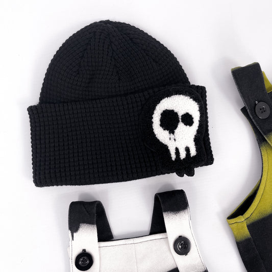 Kids black waffle knitted beanie with skull patch